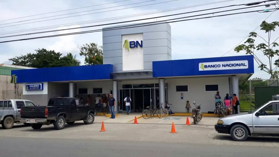 Fachada de una sucursal del Banco Nacional donde ESE instaló el sistema de videovigilancia